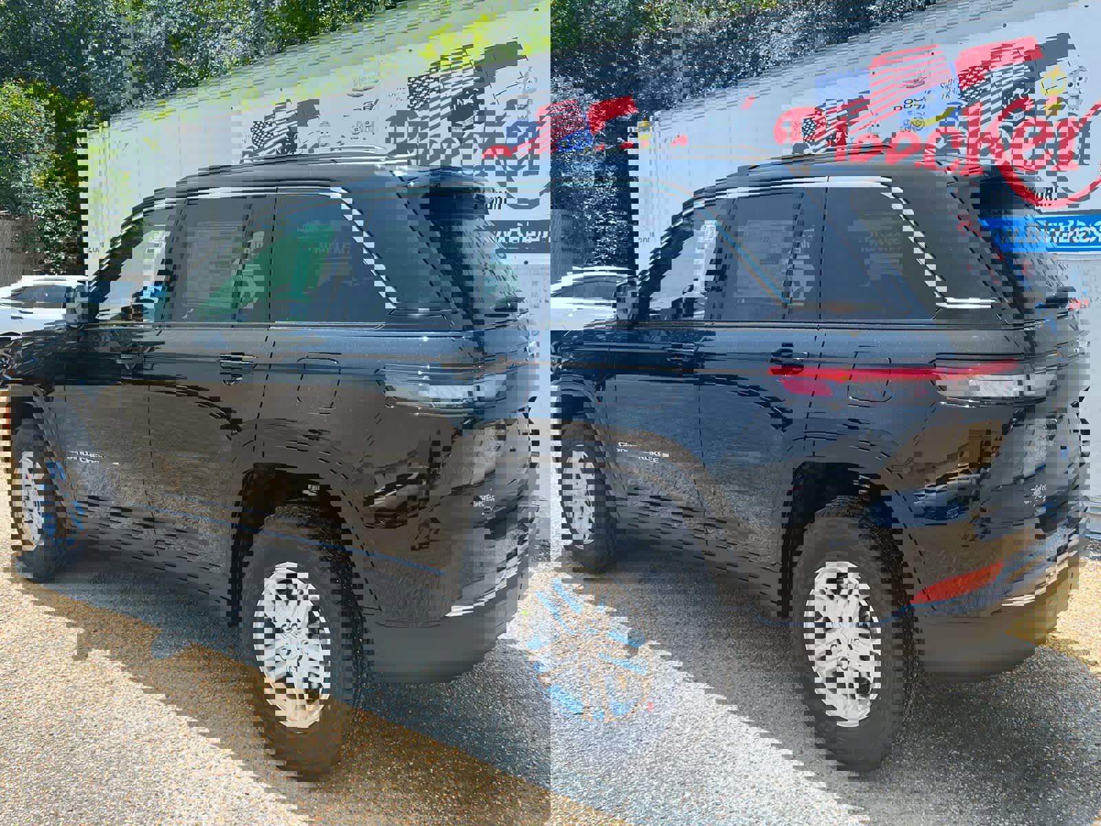 New 2025 Jeep Grand Cherokee Laredo w/ Luxury Tech Group I image 8