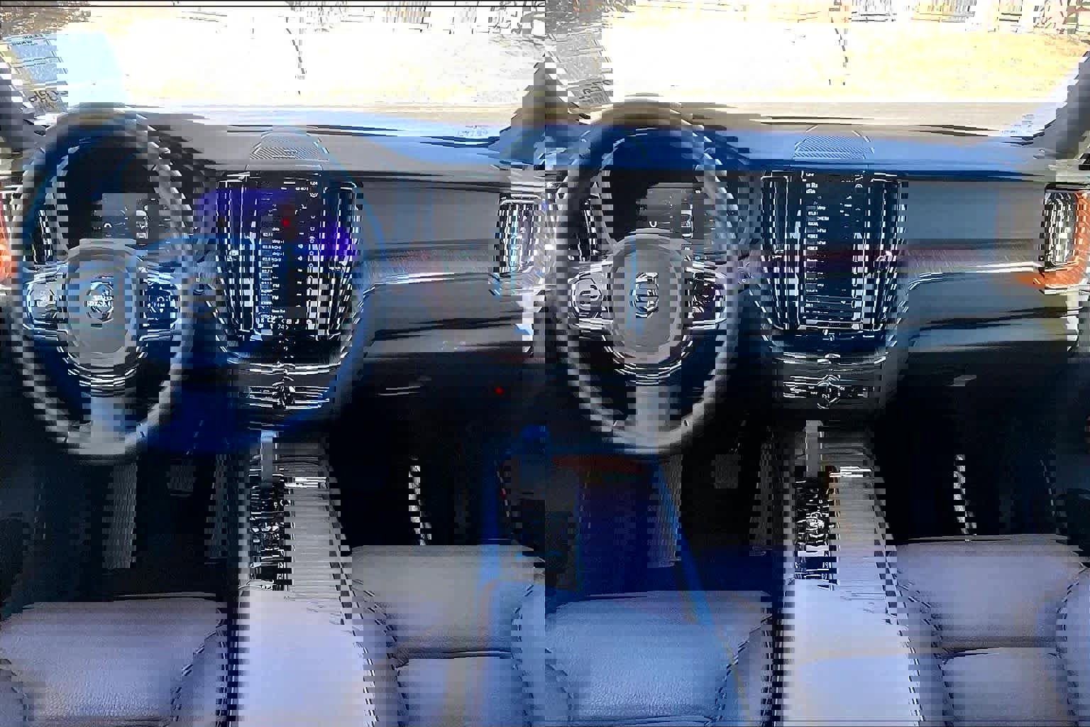 Used 2023 Volvo XC60 T8 Plus image 18