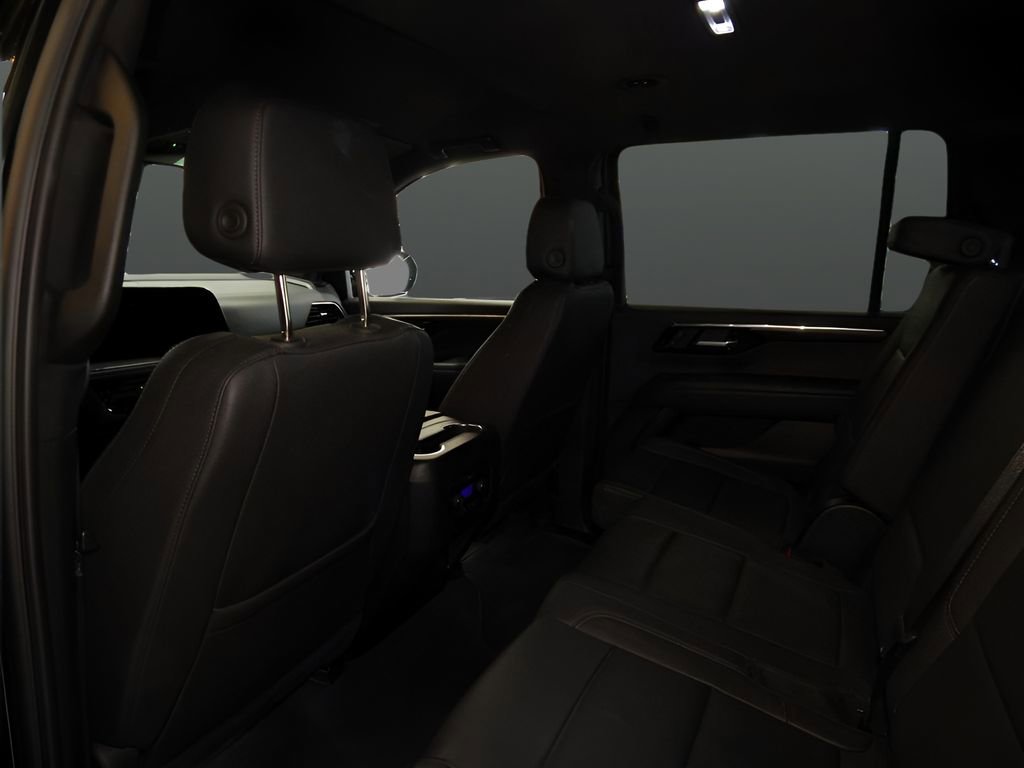 Used 2025 Chevrolet Suburban Z71 AWD/4WD image 28