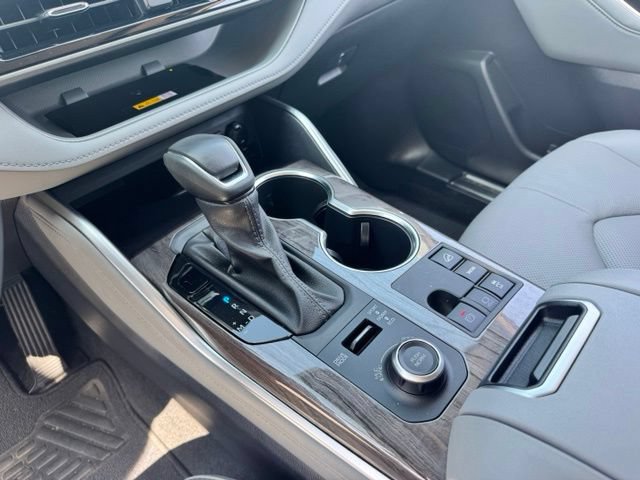 Used 2025 Toyota Highlander Limited AWD/4WD image 14