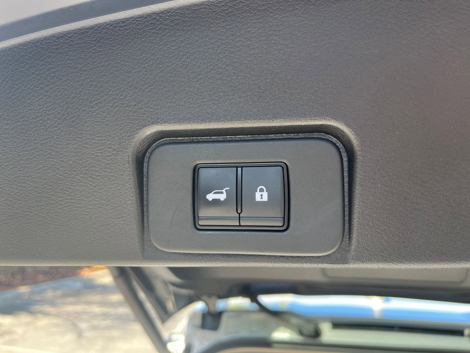 Used 2025 Nissan Rogue SV image 23