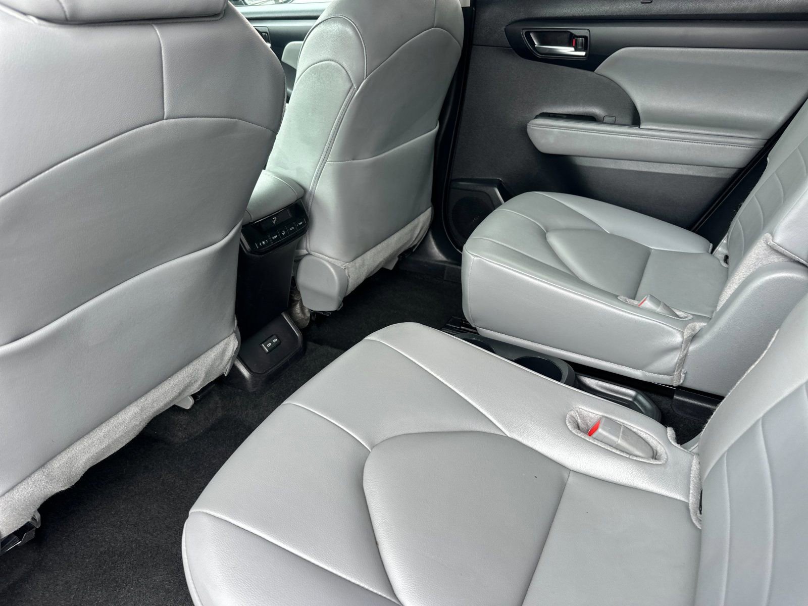 Used 2024 Toyota Highlander XLE FWD image 11