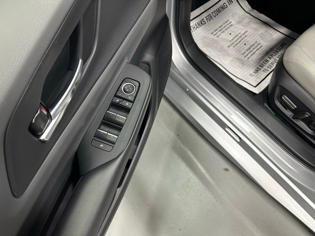 Used 2025 Toyota Prius XLE image 8