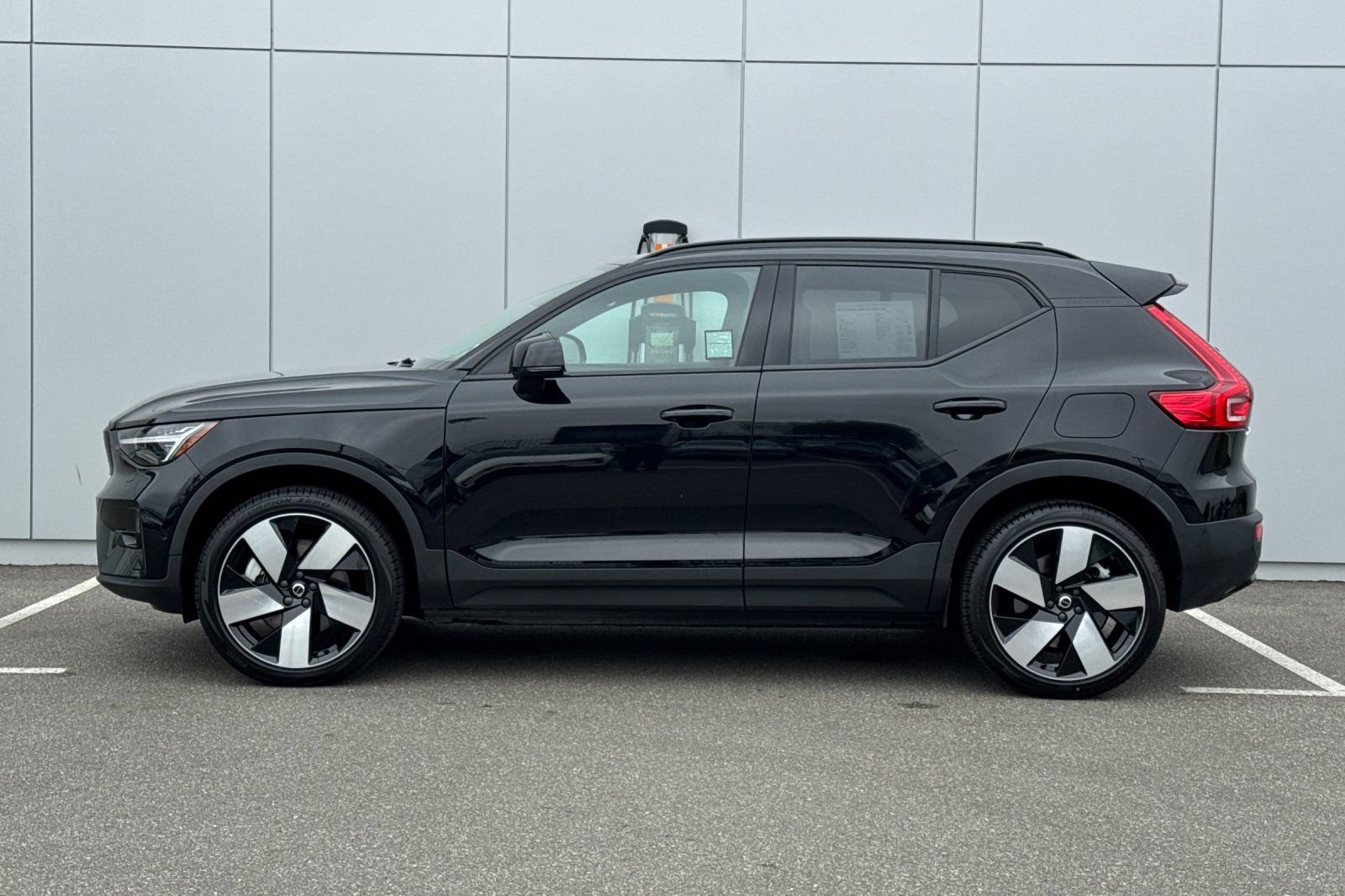 Used 2023 Volvo XC40 Recharge Ultimate w/ Protection Package Premier AWD/4WD image 2