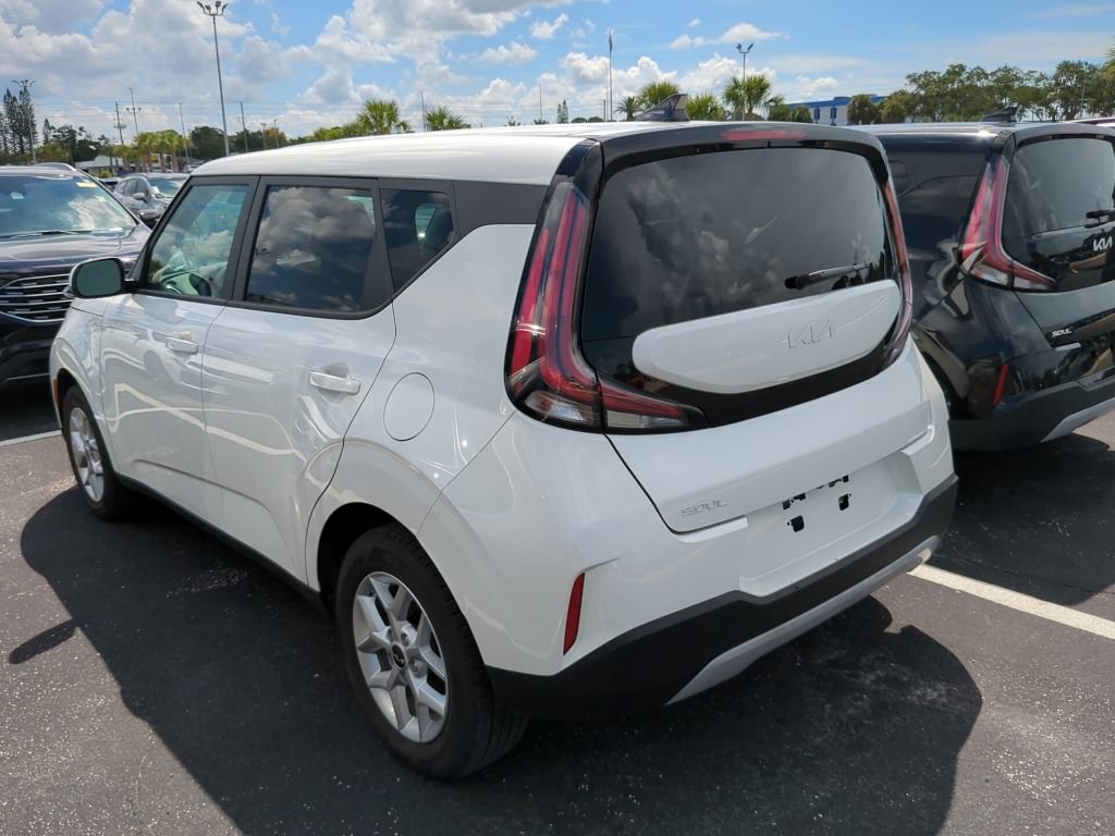 Certified 2025 Kia Soul LX w/ LX Technology Package FWD image 8