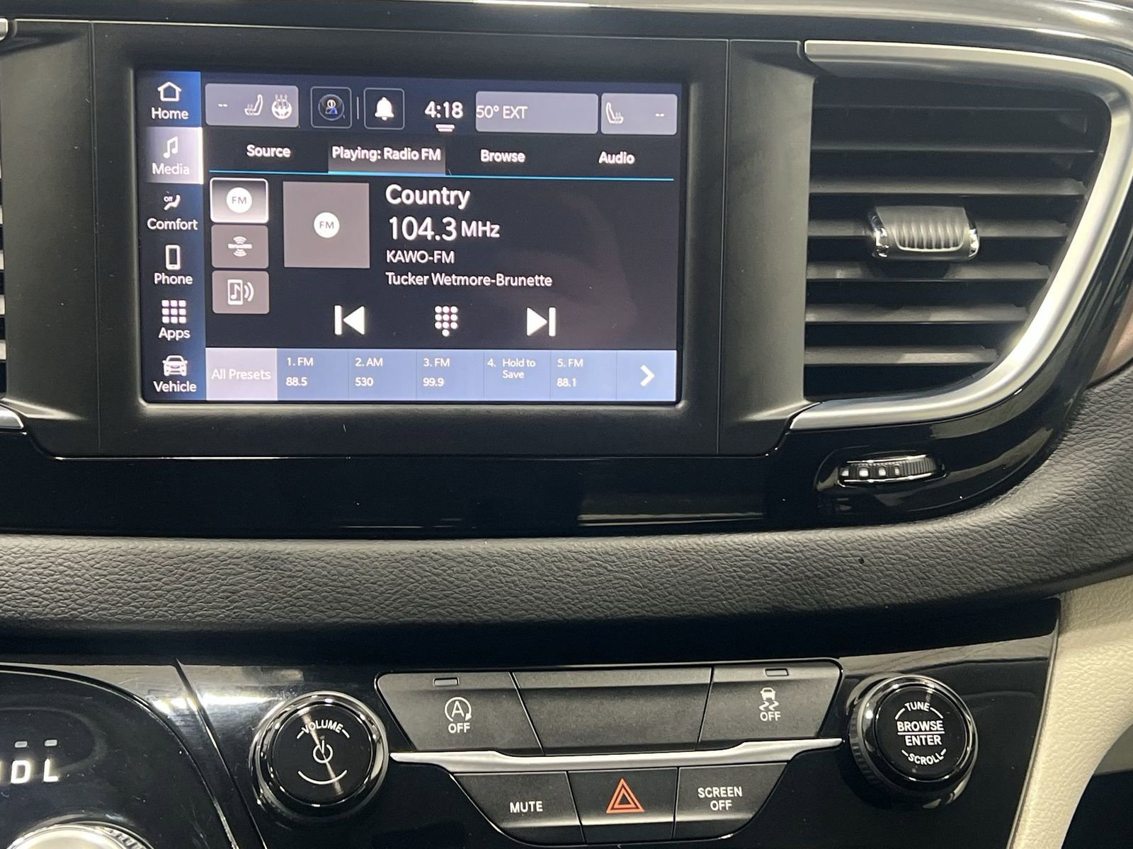 Used 2023 Chrysler Voyager LX FWD image 16