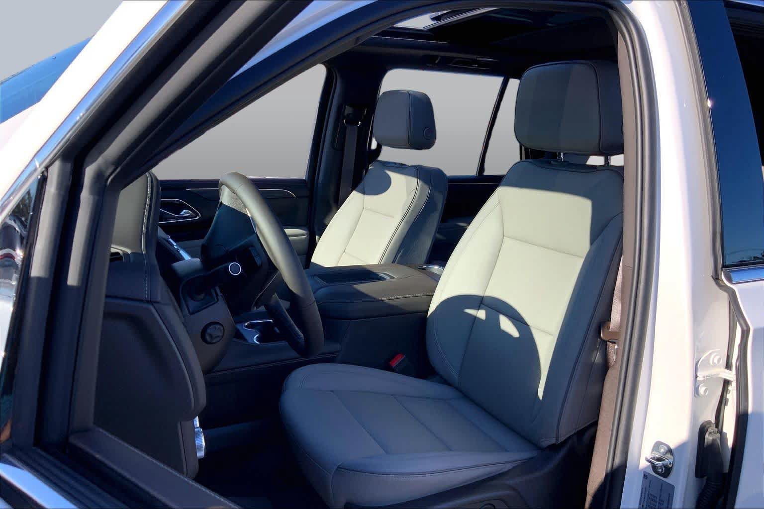 Used 2023 GMC Yukon SLT w/ SLT Premium Package AWD/4WD image 9