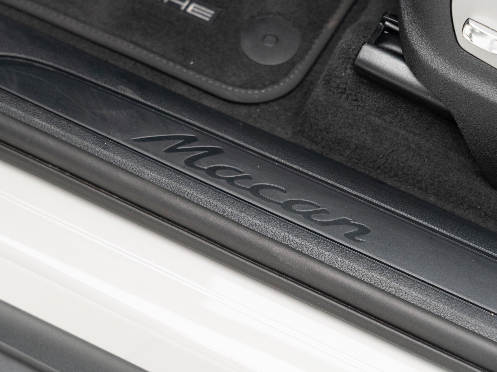 Certified 2025 Porsche Macan image 15