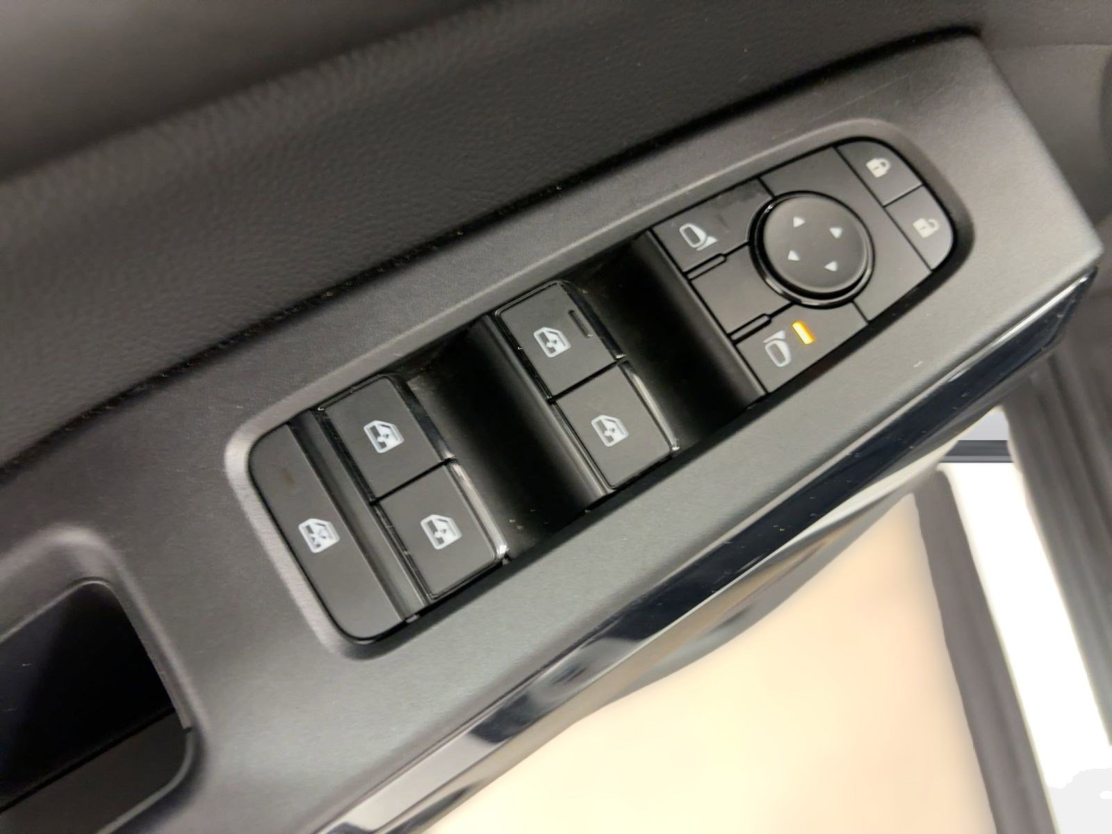 Used 2025 Nissan Pathfinder SV image 12