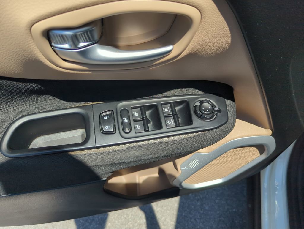 Used 2015 Jeep Renegade Latitude FWD image 19