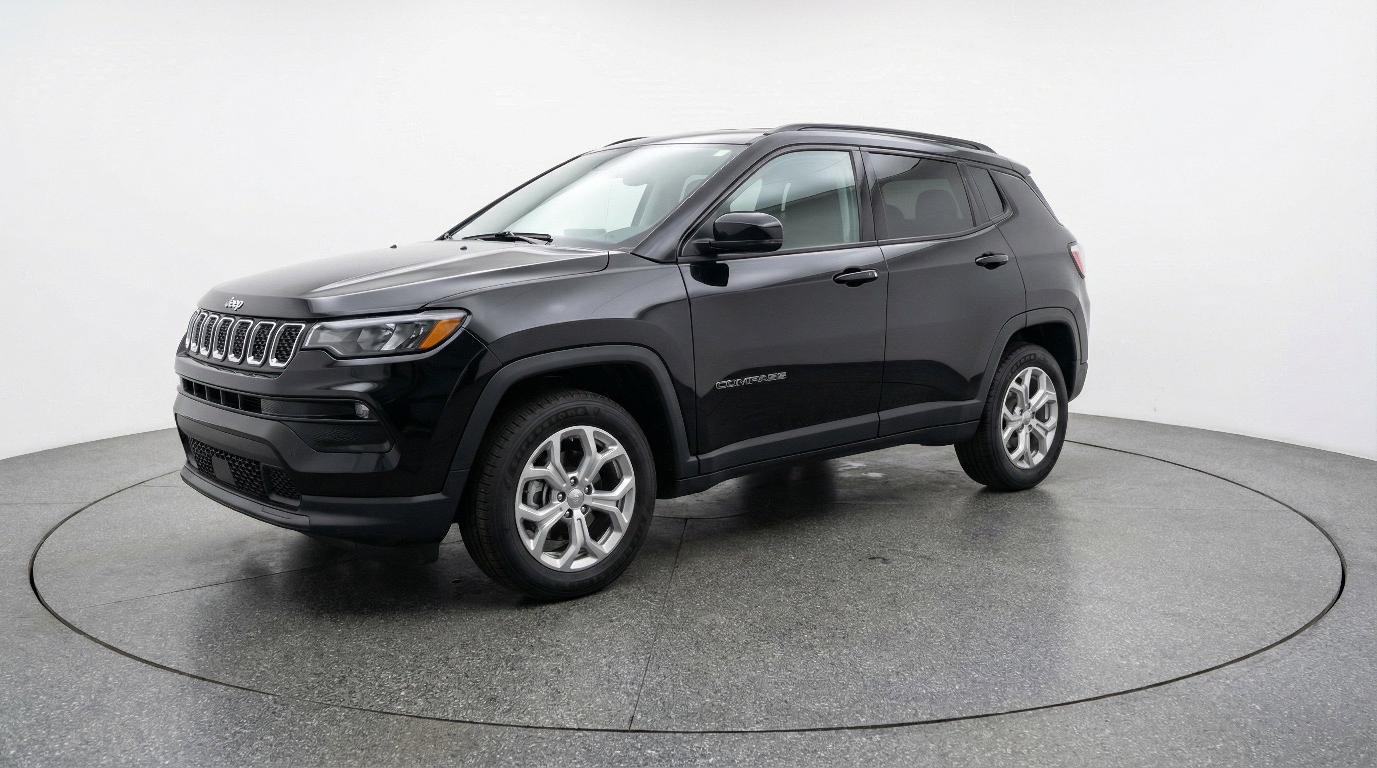 Used 2025 Jeep Compass Latitude AWD/4WD image 3