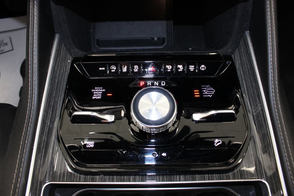 Used 2022 Jeep Wagoneer Series III w/ Rear Seat Entertainment Group AWD/4WD image 17
