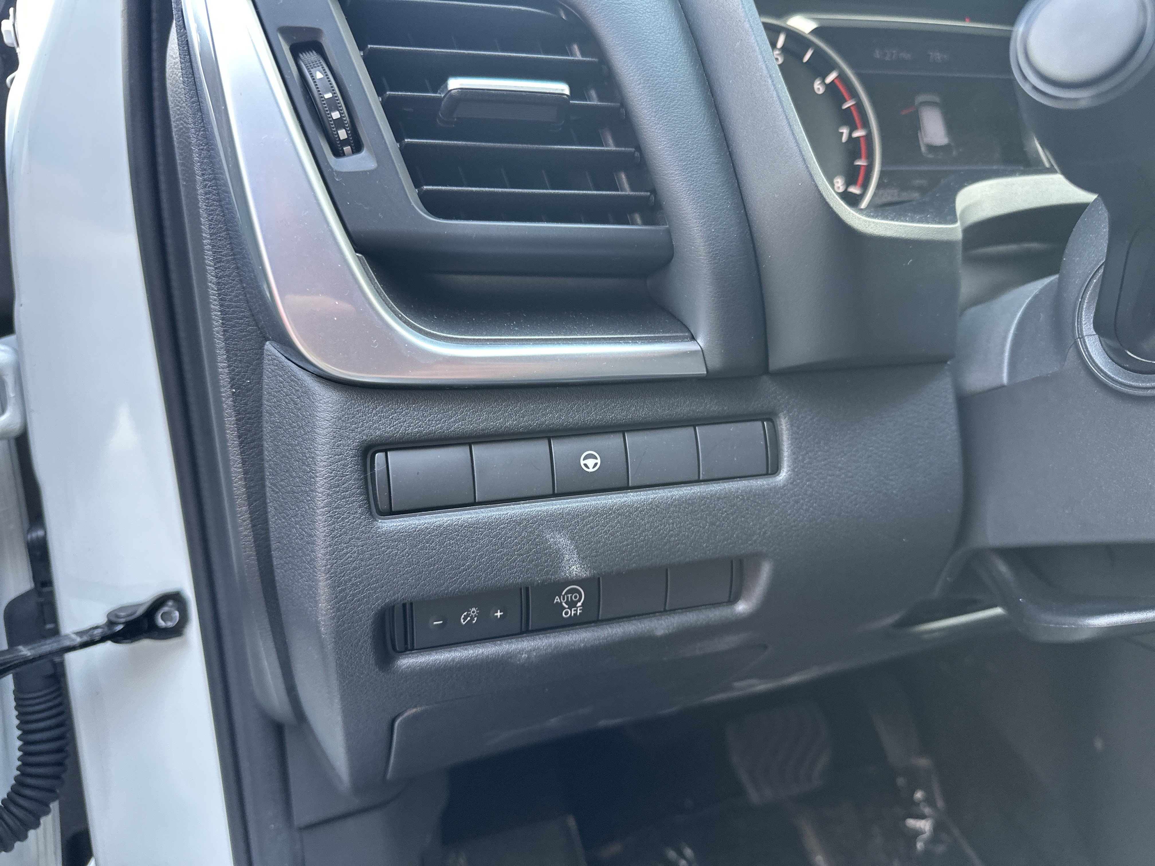 Used 2023 Nissan Rogue SV AWD/4WD image 13