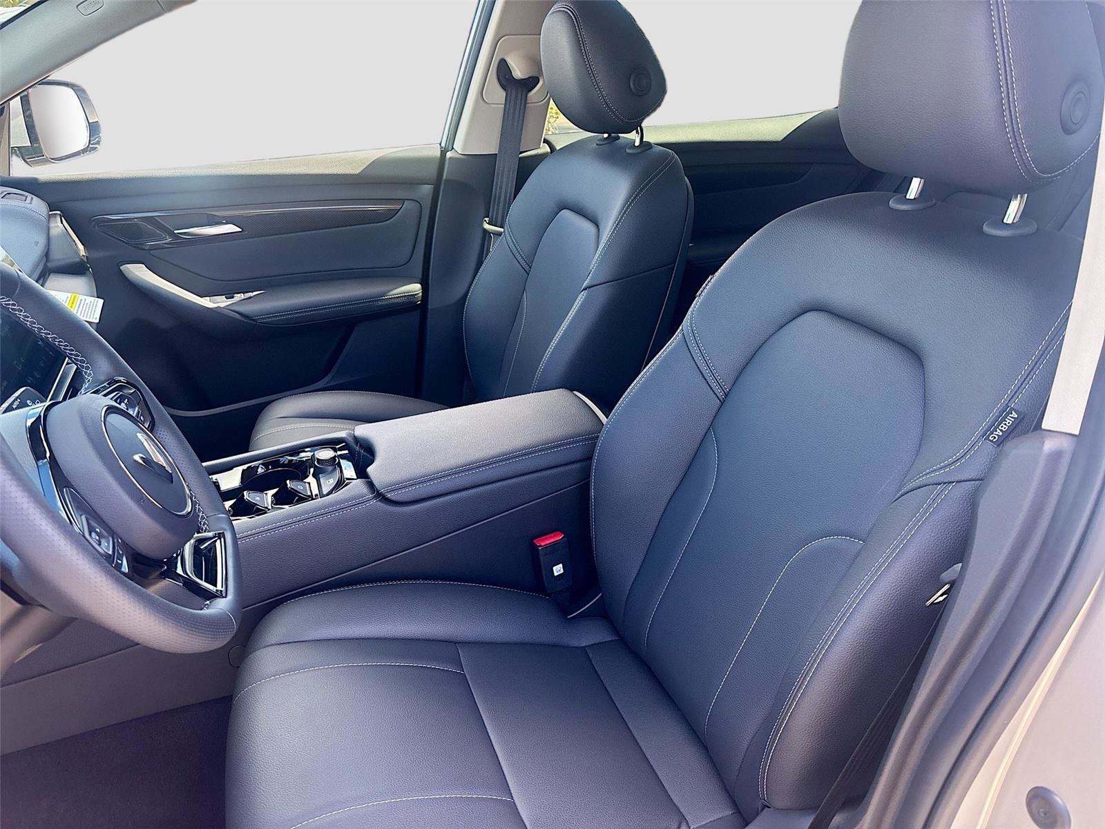 New 2025 VinFast VF 8 Eco image 21