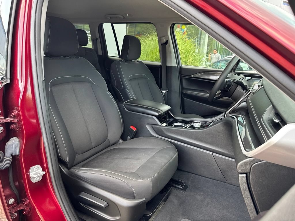 Used 2023 Jeep Grand Cherokee Laredo AWD/4WD image 8
