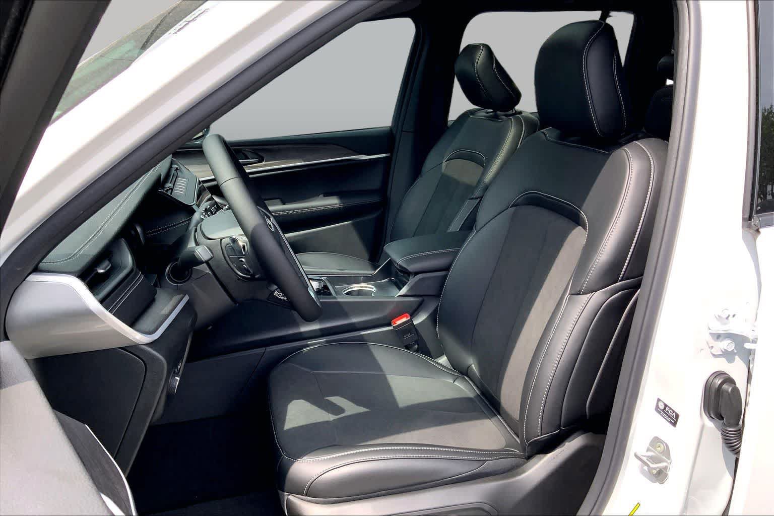 New 2026 Jeep Grand Cherokee Altitude RWD image 7