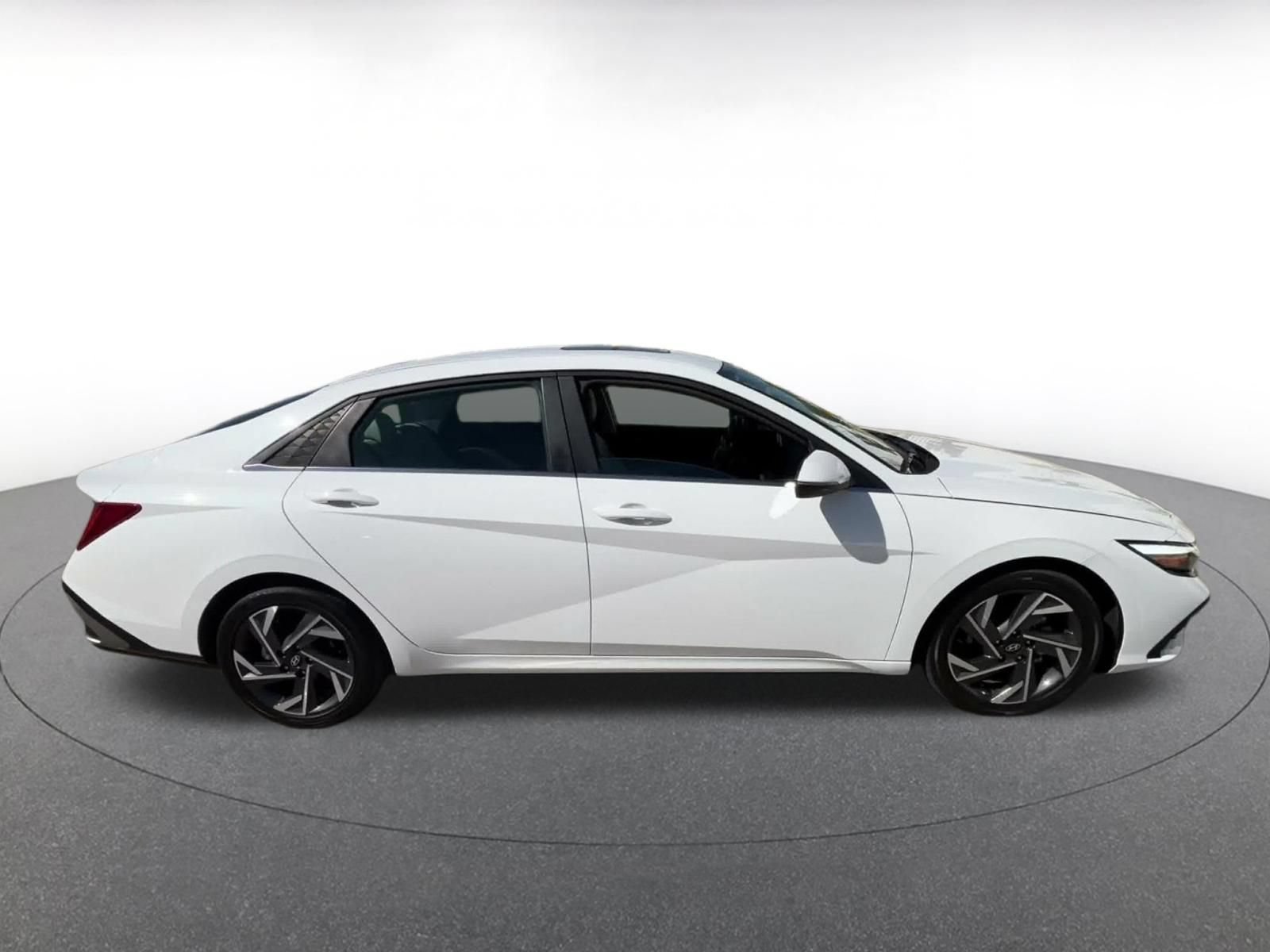 Used 2025 Hyundai Elantra Limited FWD image 15