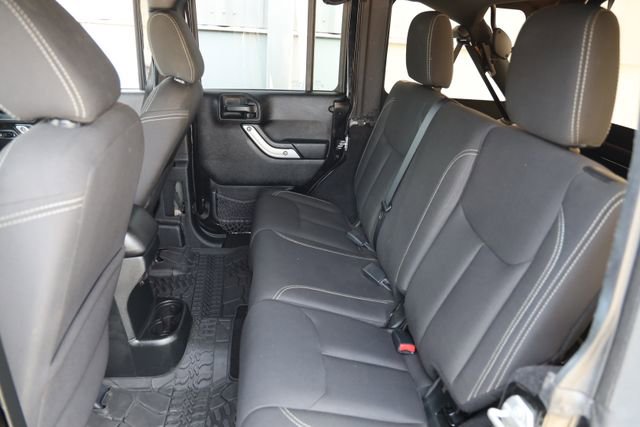 Used 2016 Jeep Wrangler Unlimited Rubicon w/ Connectivity Group AWD/4WD image 12