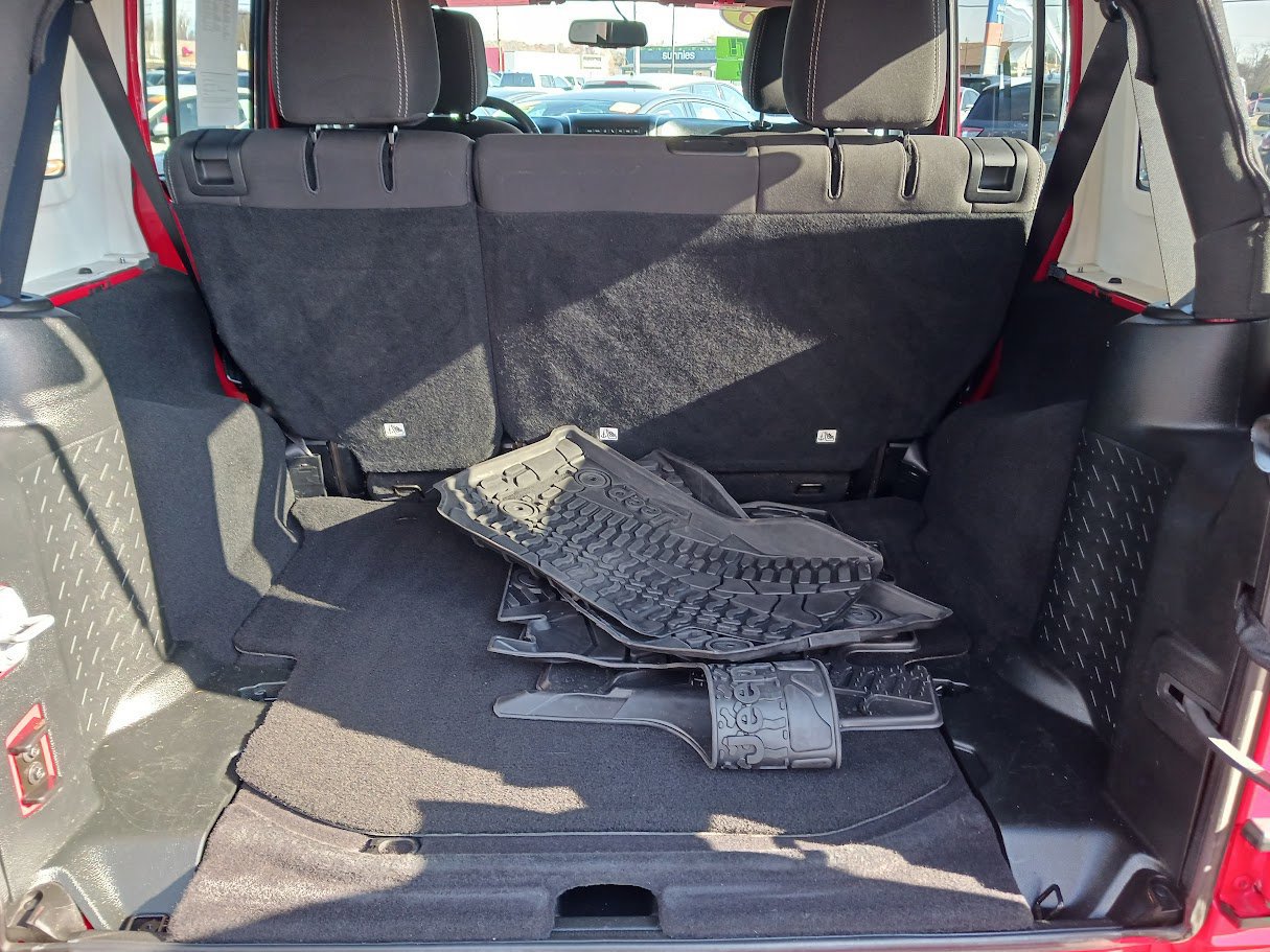 Used 2018 Jeep Wrangler Unlimited Sahara w/ Connectivity Group image 14