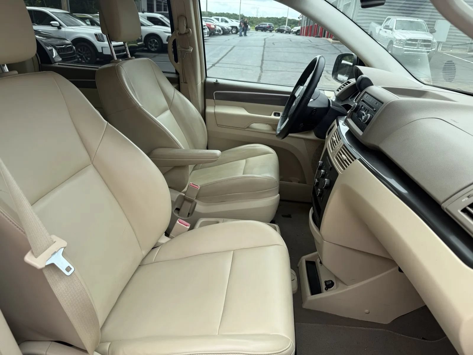 Used 2010 Volkswagen Routan SE FWD image 13