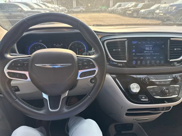 Used 2017 Chrysler Pacifica Touring-L FWD image 10