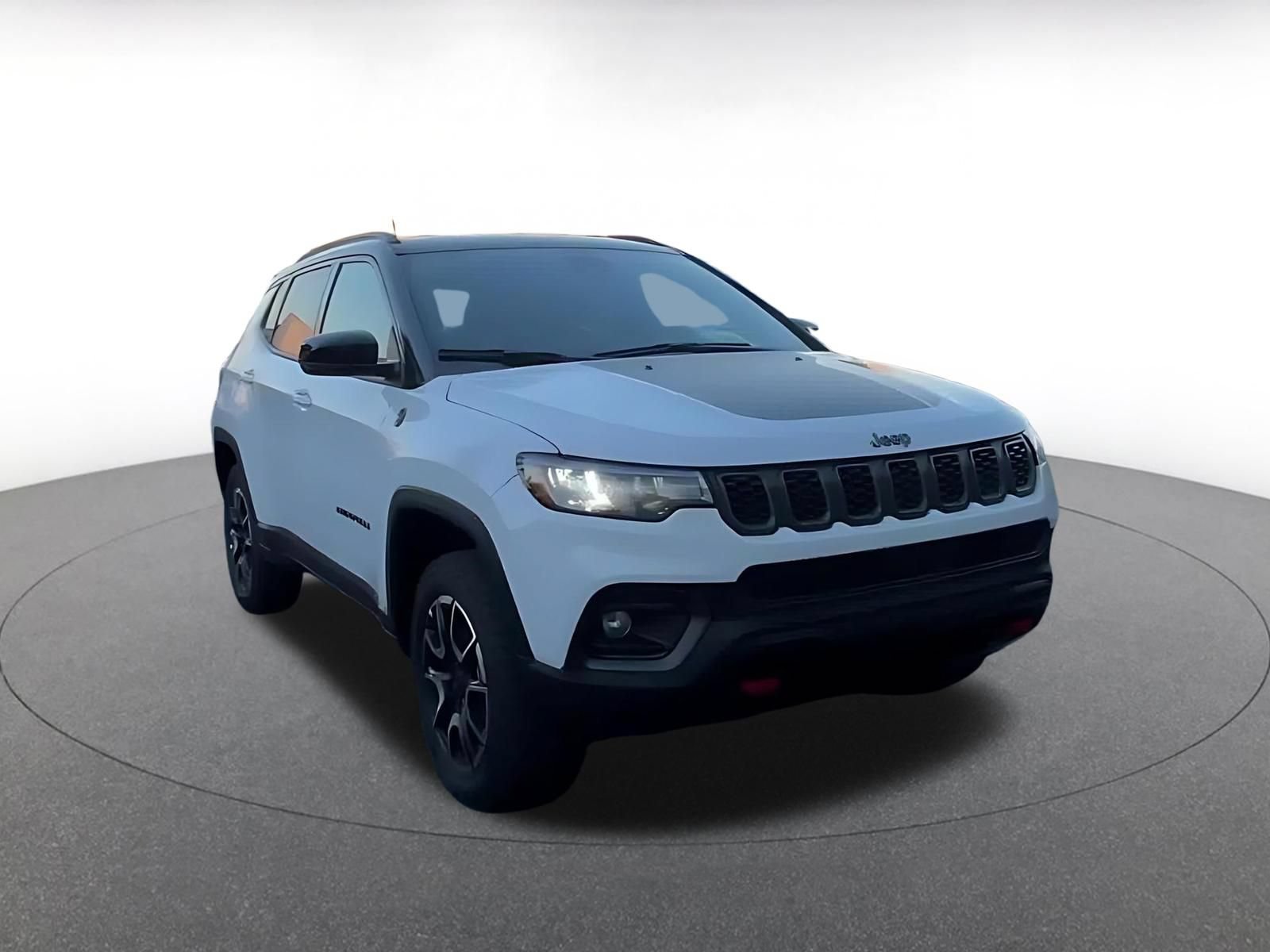 Used 2025 Jeep Compass Trailhawk AWD/4WD image 3