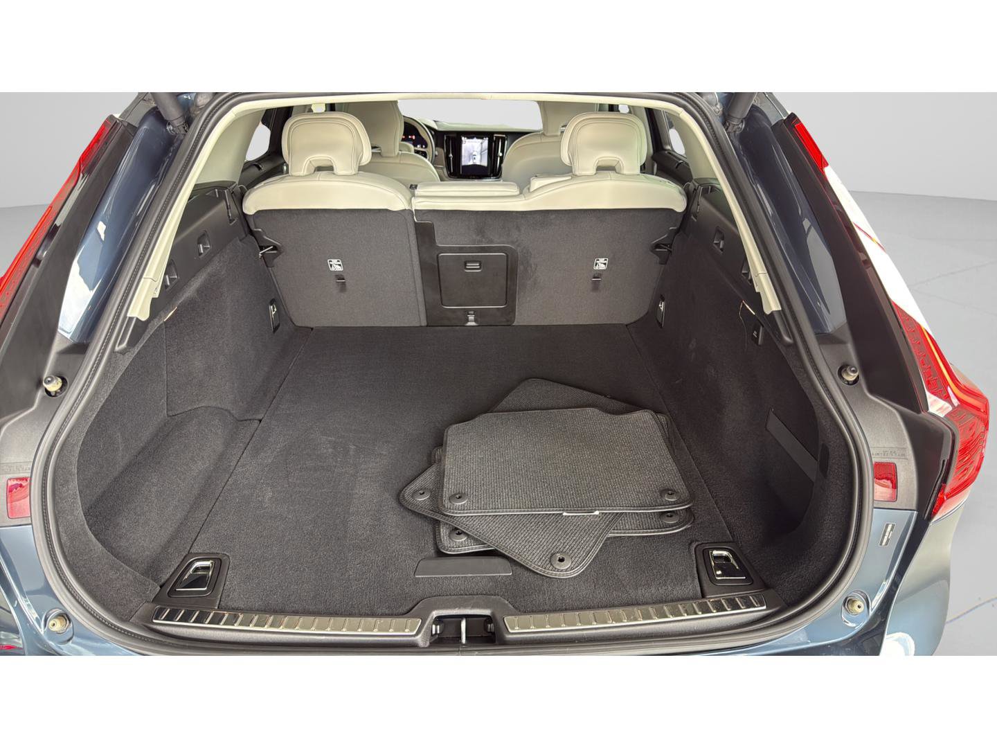 Used 2025 Volvo V90 B6 Cross Country Ultra AWD/4WD image 8