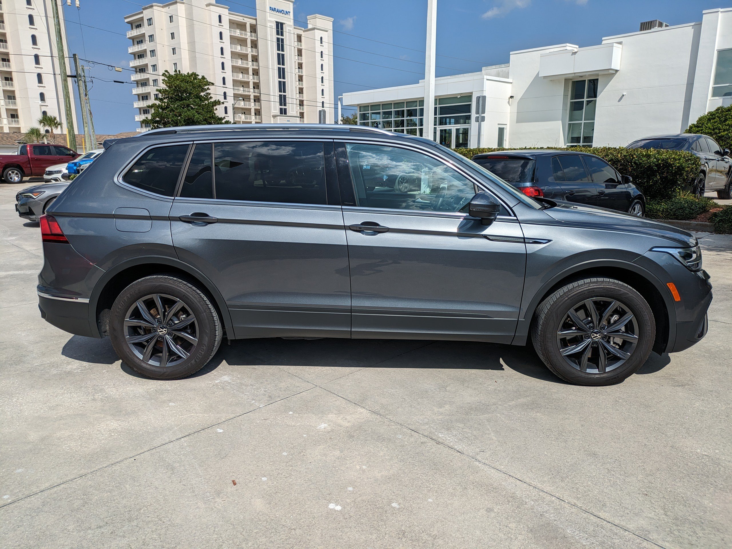Certified 2023 Volkswagen Tiguan SE FWD image 3