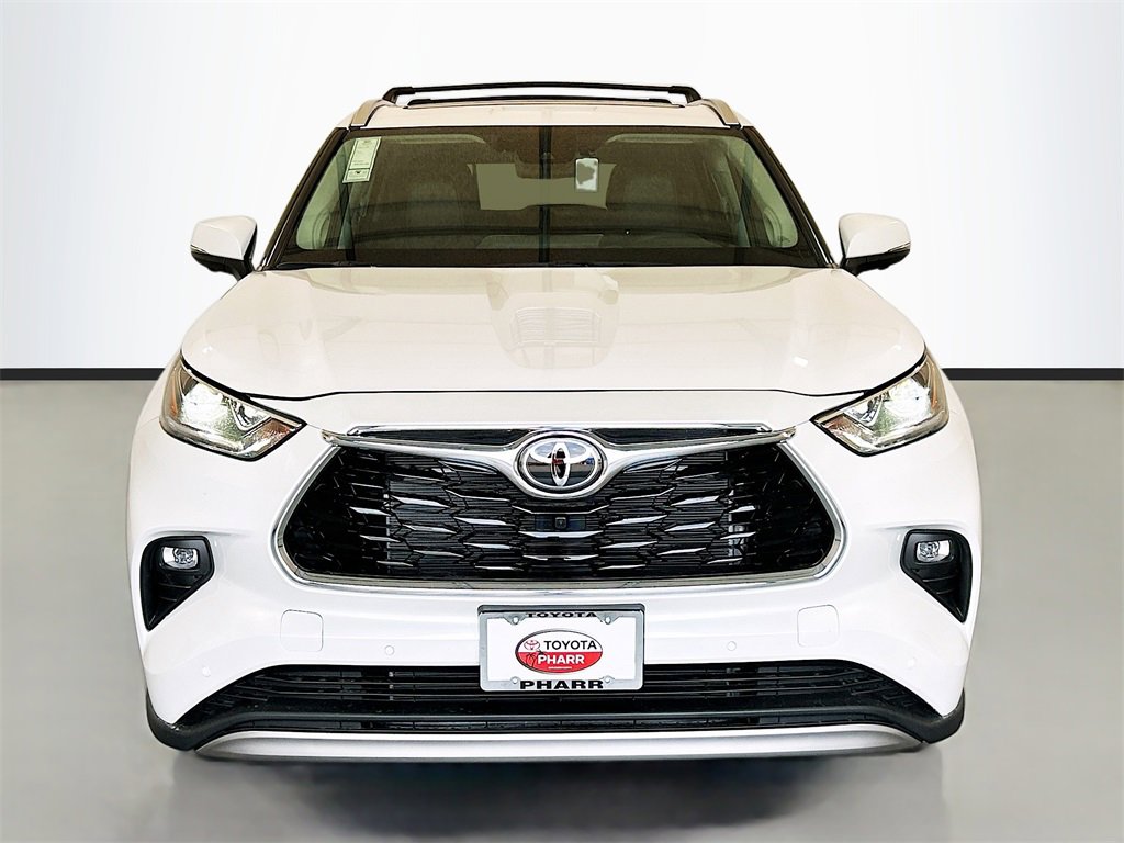 New 2025 Toyota Highlander Platinum image 2