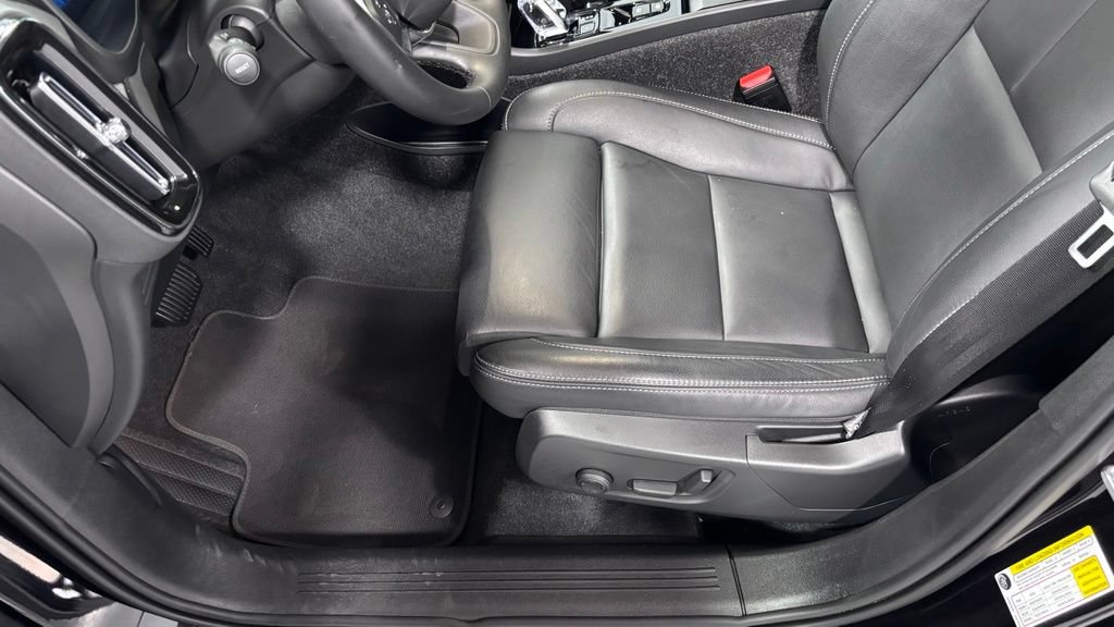 Certified 2025 Volvo XC40 B5 Plus AWD/4WD image 11