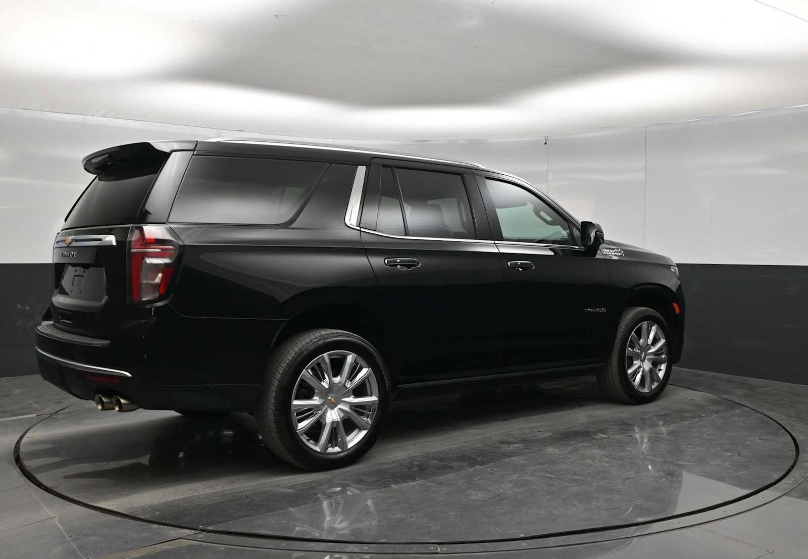 Used 2024 Chevrolet Tahoe High Country w/ Premium Package AWD/4WD image 7