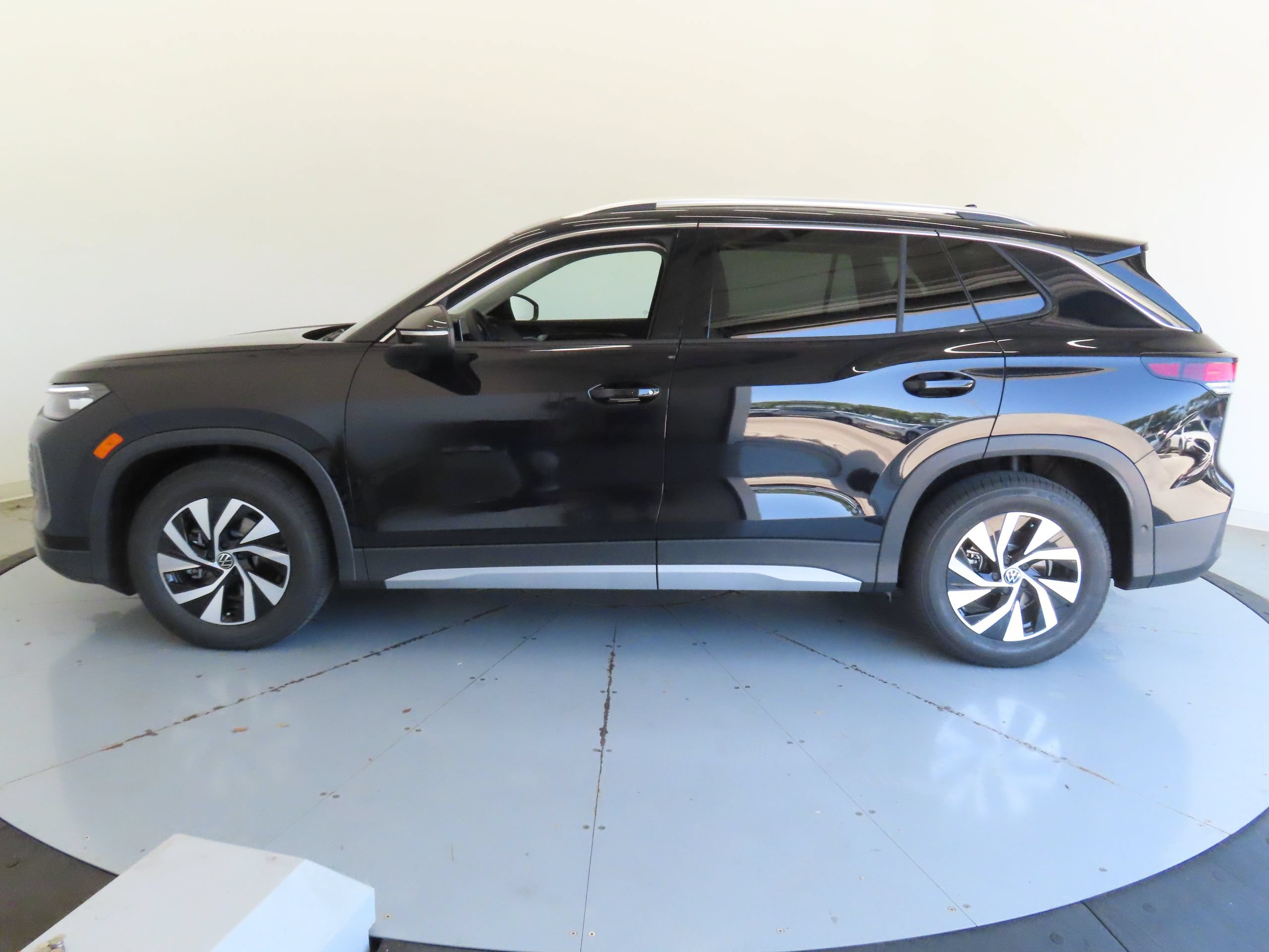 New 2026 Volkswagen Tiguan S FWD image 7