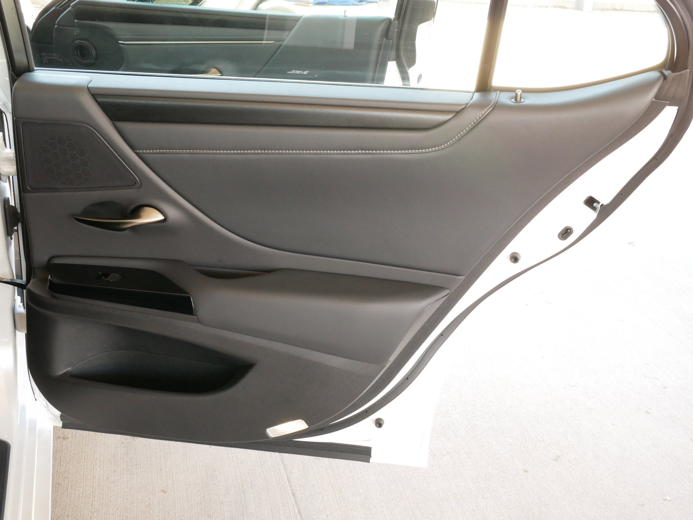 Certified 2025 Lexus ES 300h w/ Premium Package image 18