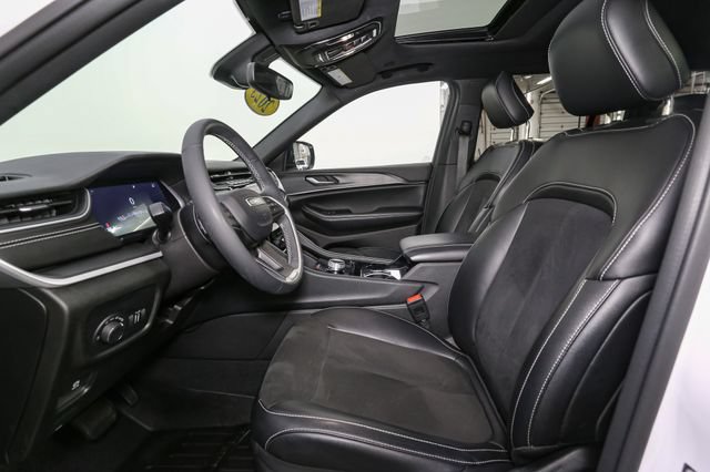 Used 2023 Jeep Grand Cherokee Altitude AWD/4WD image 40