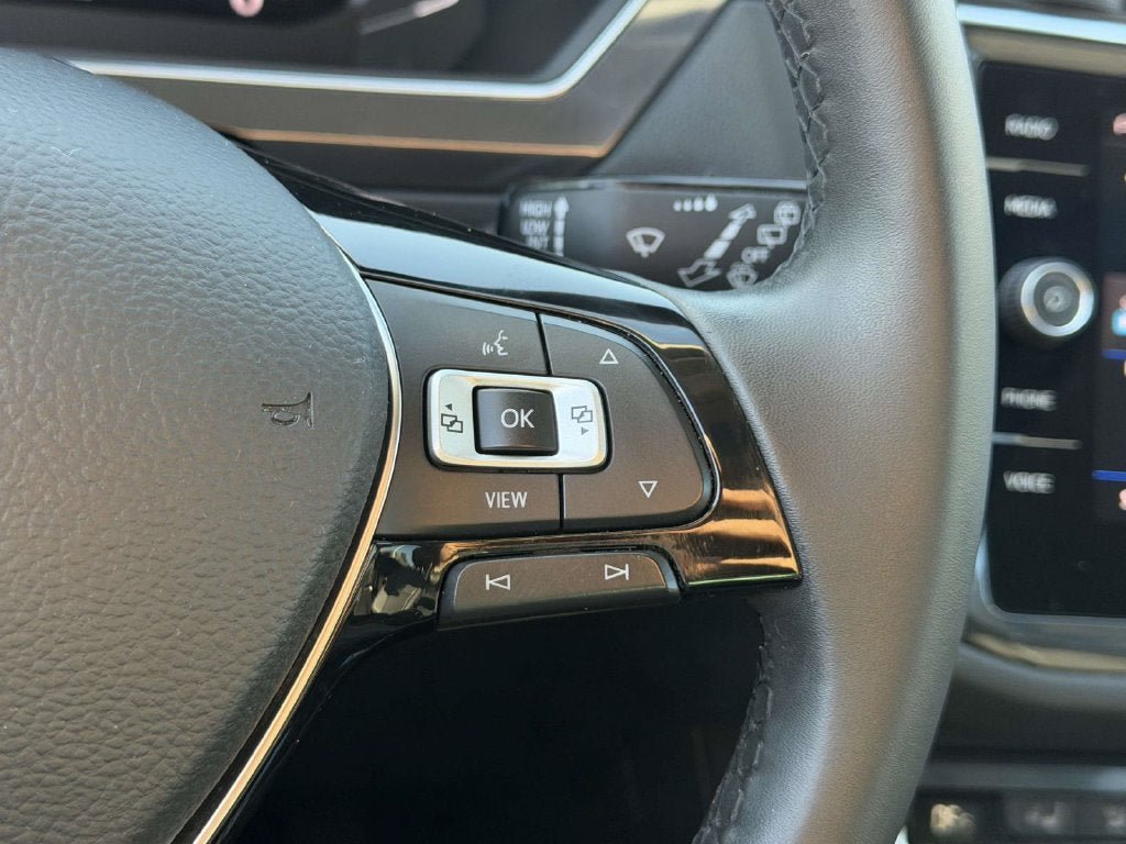 Used 2020 Volkswagen Tiguan SEL AWD/4WD image 23