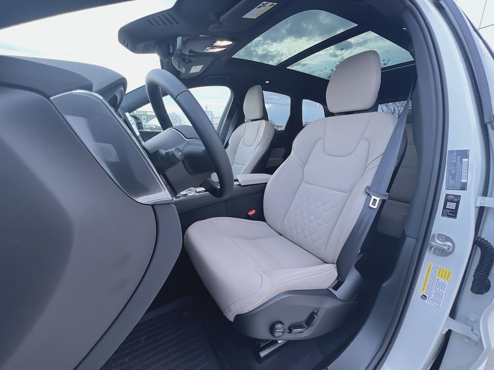 New 2026 Volvo XC60 B5 Plus w/ Protection Package Premier AWD/4WD image 21