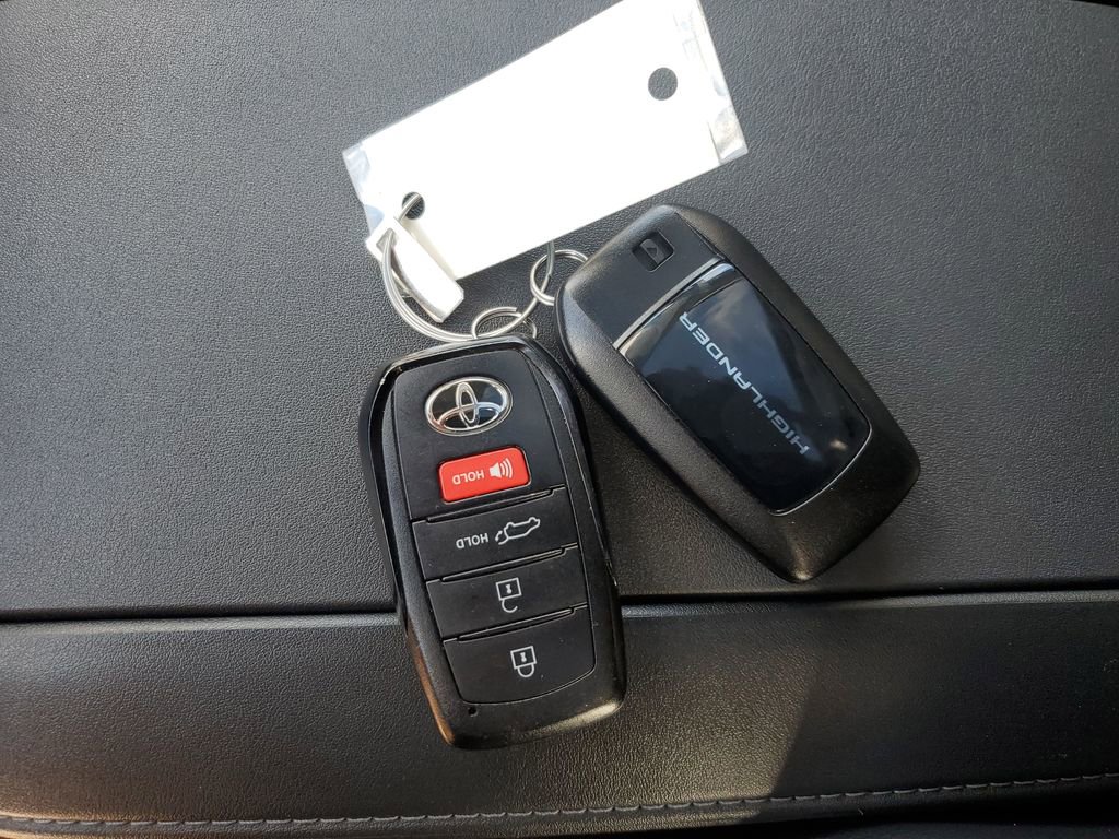 Used 2024 Toyota Highlander XLE image 35
