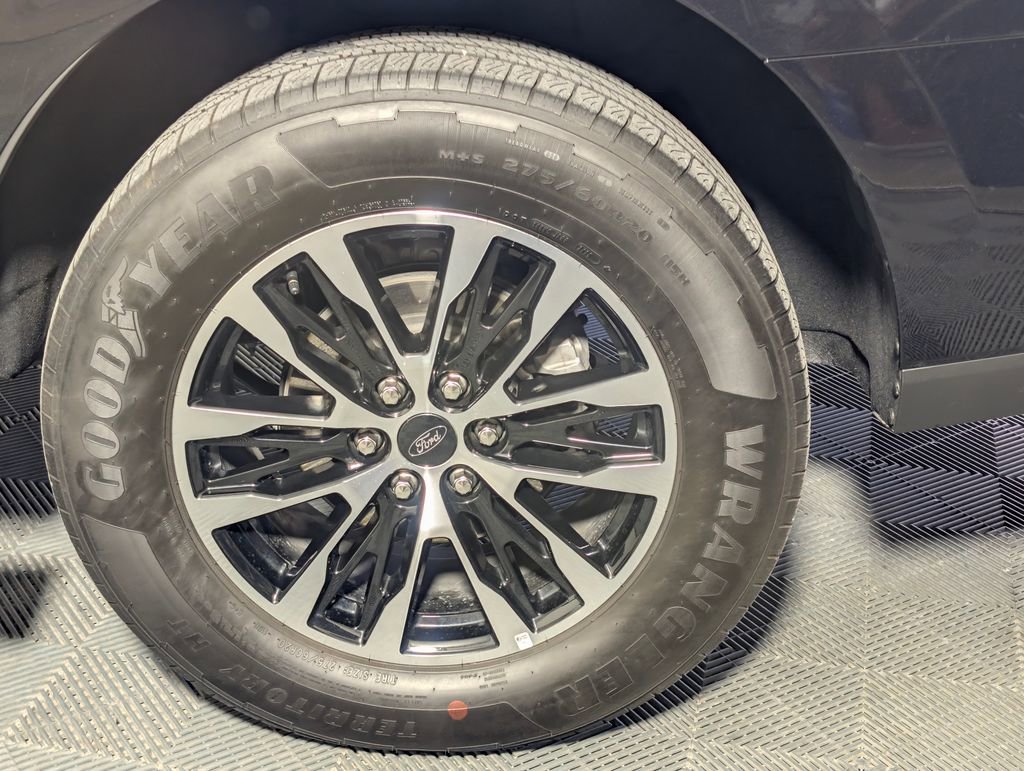 Certified 2025 Ford Expedition Platinum image 30