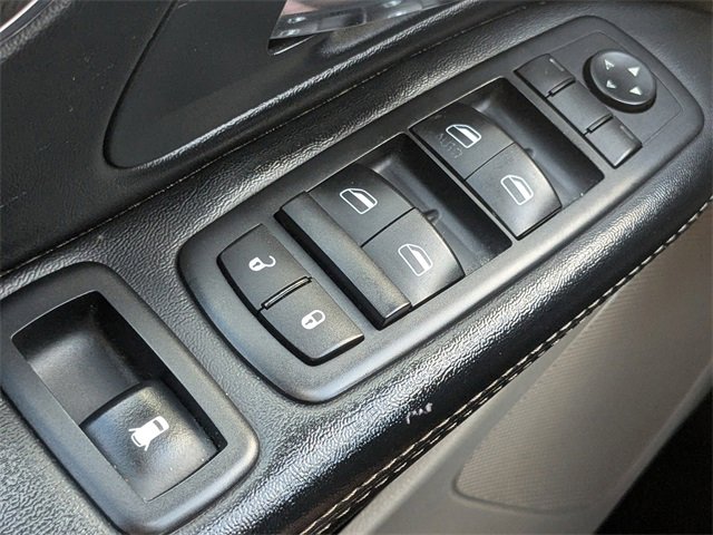 Used 2016 Chrysler Town & Country Touring w/ Driver Convenience Group image 22