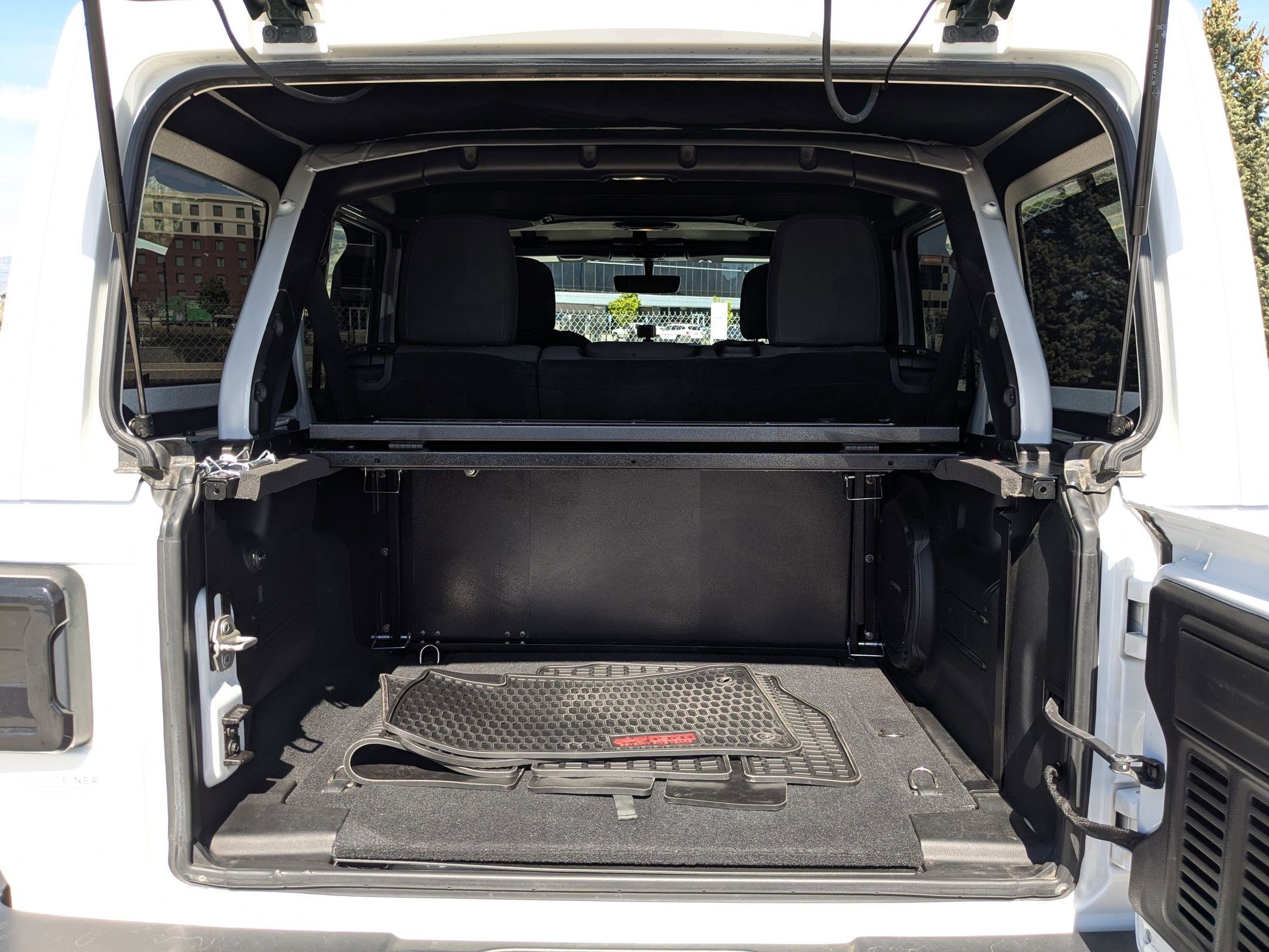 Used 2018 Jeep Wrangler Unlimited Sahara w/ Uconnect 4C Nav & Sound Group image 30