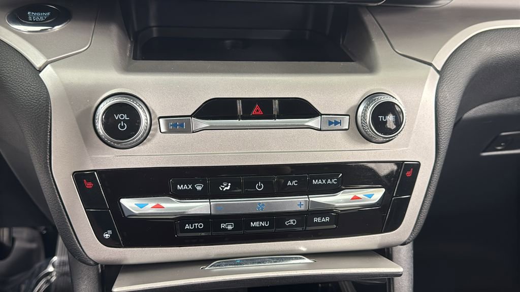 Used 2022 Ford Explorer XLT w/ Equipment Group 202A image 28