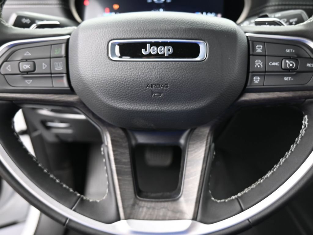 Used 2025 Jeep Grand Cherokee Limited image 26