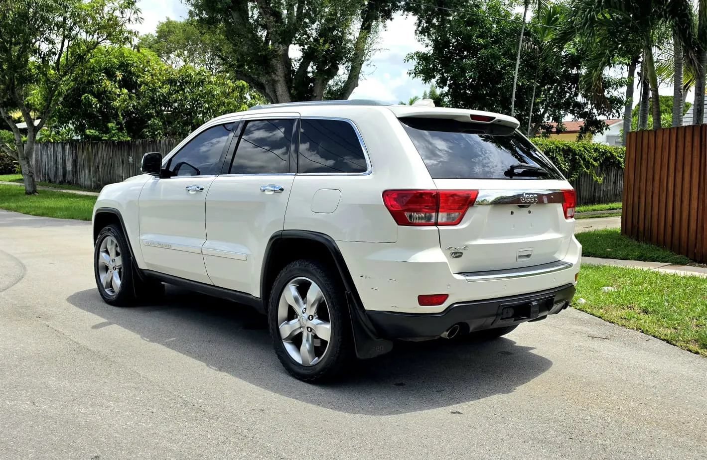 Used 2012 Jeep Grand Cherokee Overland AWD/4WD image 12