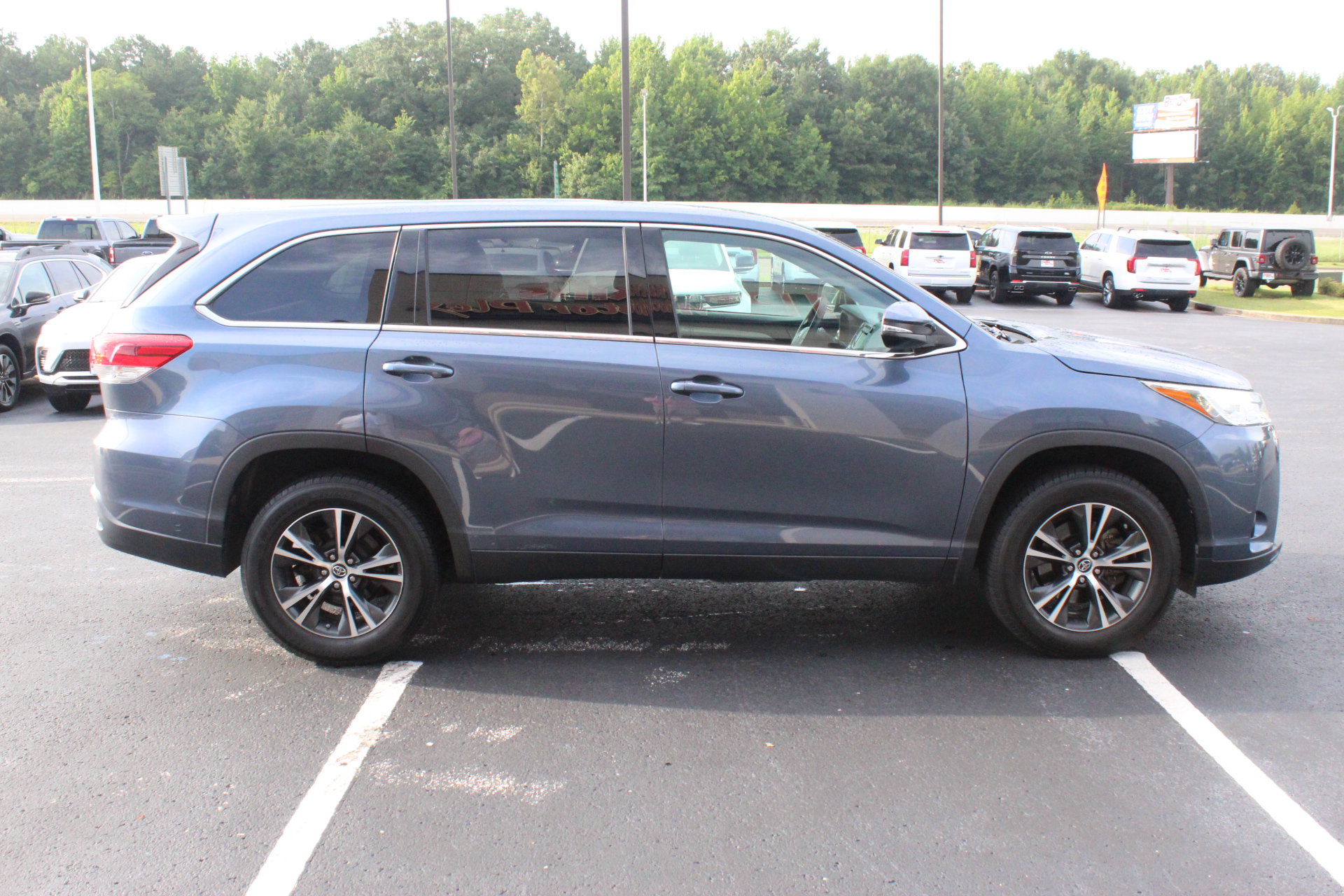 Used 2019 Toyota Highlander LE FWD image 5