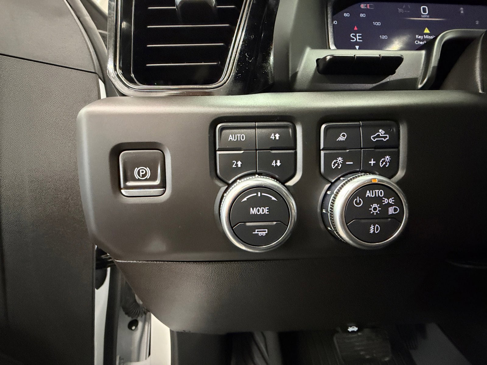 Used 2024 GMC Sierra 1500 AT4 w/ Technology Package AWD/4WD image 26