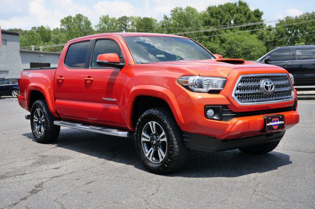 Used 2017 Toyota Tacoma TRD Sport w/ Premium & Technology Package AWD/4WD image 4