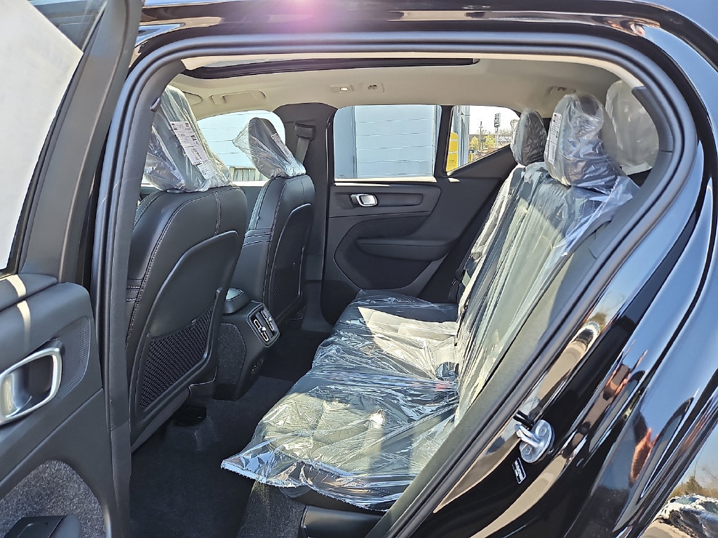 New 2026 Volvo XC40 B5 Core w/ Climate Package AWD/4WD image 8
