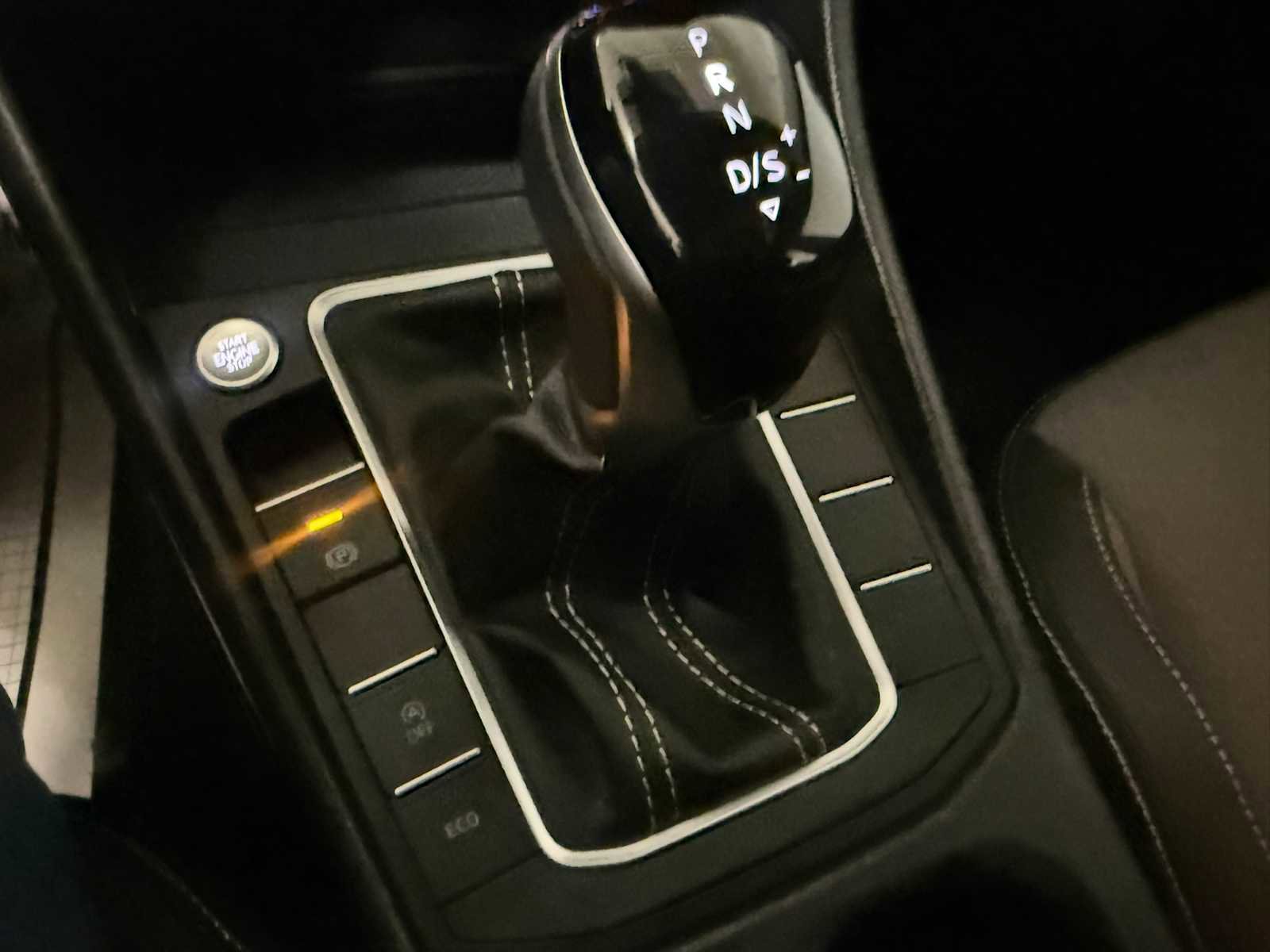 Certified 2025 Volkswagen Jetta SE w/ Sunroof Package image 34