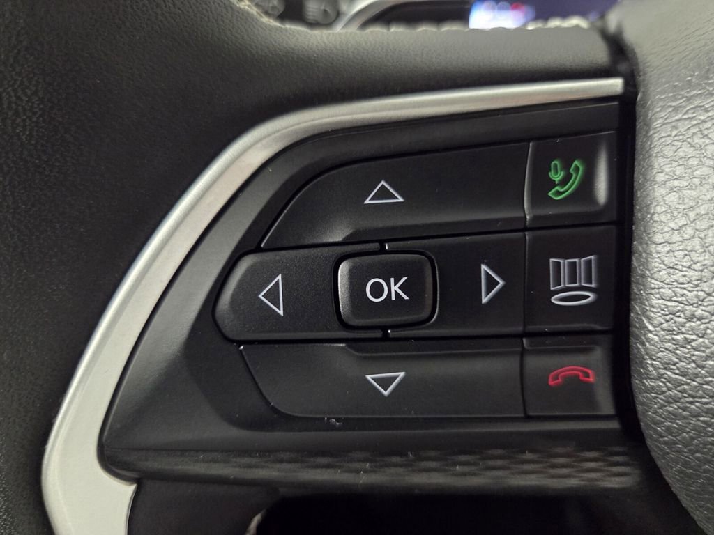 Used 2023 Jeep Grand Cherokee Laredo AWD/4WD image 18