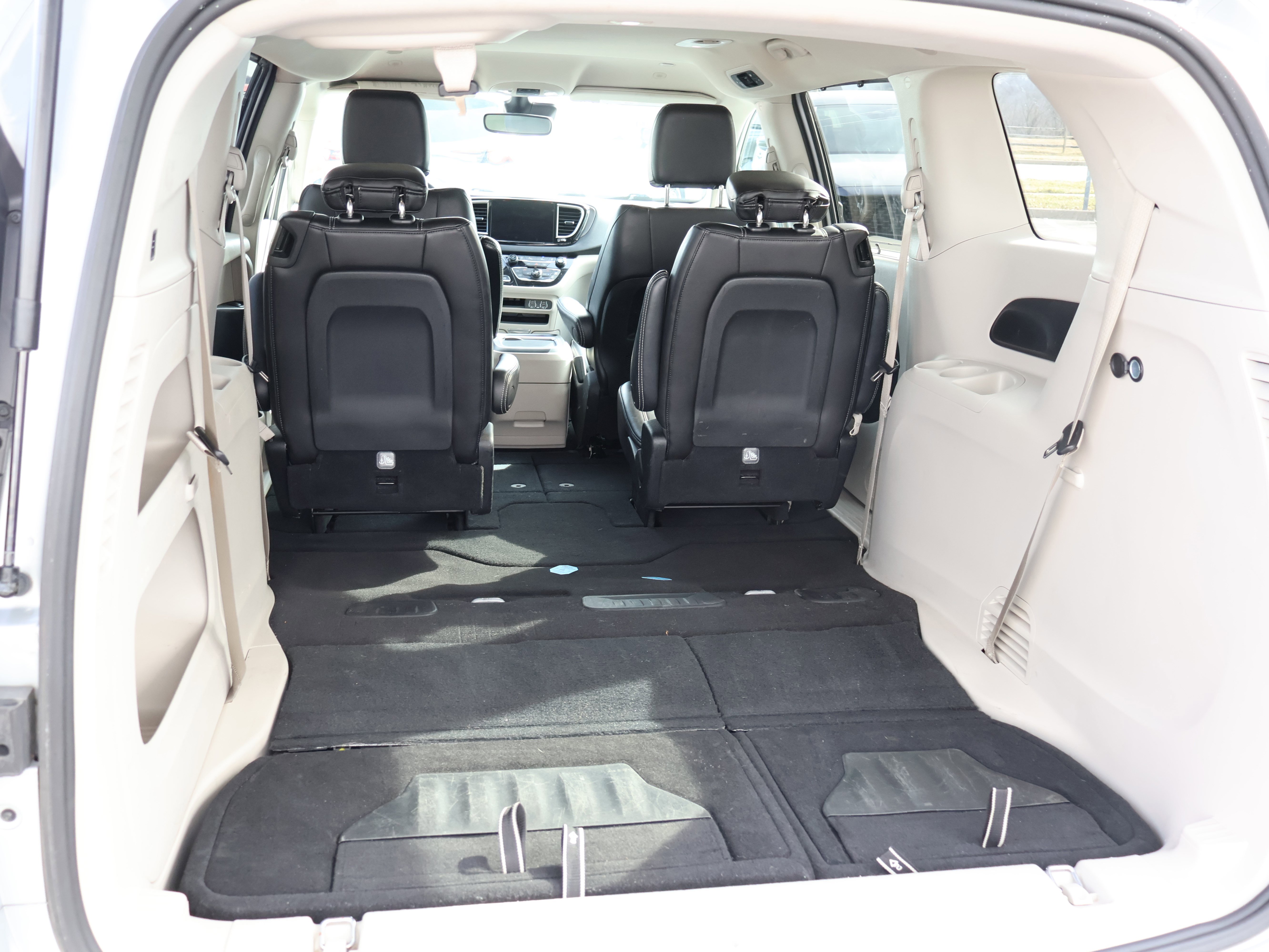 Used 2023 Chrysler Pacifica Touring-L image 16